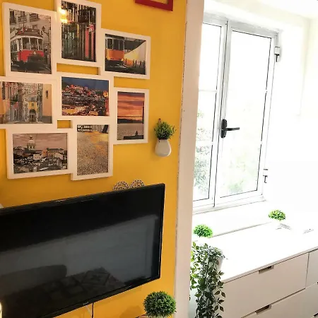 Charming Studio! Garden View & Great Location! *