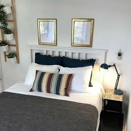 Charming Studio! Garden View & Great Location! *