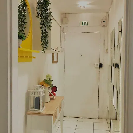 Charming Studio! Garden View & Great Location! *